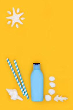 Yaz seyahati için doğal güneş kremi. Cilt koruyucu. Mavi konteynır şişesi, deniz kabukları, sarı üzerinde soyut güneş yıldızı sembolü. Kanser karşıtı tatil sağlık hizmeti kavramı.