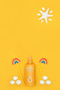 Yaz tatili için 50 güneş kremi şişesi gökkuşağı kamışlı doğal cilt koruması, dekoratif kabuklar, sarı üzerine soyut deniz yıldızı güneşi..  