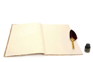 Eski moda kağıt yazma ekipmanları, tüy kalemi, kenevir defter, beyaz arka planda siyah mürekkep şişesi. Mektup, belge, günlük, el yazması kavramı.