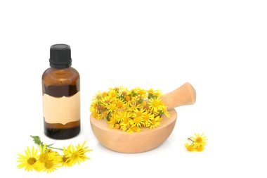 Havanda bezelye çiçeği, esans şişesiyle birlikte beyaz üzerine havan topu. Kolik, romatizma, acı verici dönemler, menopoz semptomları için kullanılan bitkisel ilaçlar çiftlik hayvanları için zehirlidir..