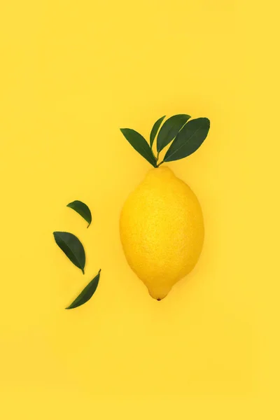 Лимон Цитрусовые Здоровые Продукты Питания Абстрактный Дизайн Листьями Желтом Фоне — стоковое фото