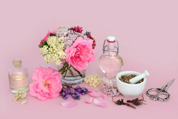 安定的花和香草根 激情和薰衣草花用于天然草药 粉红上的调理素镇静食品配料 — 图库照片
