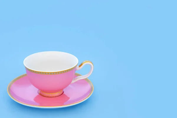 Pembe Altın Kemikli Porselen Çay Fincanı Pastel Bebek Mavisi Arka — Stok fotoğraf