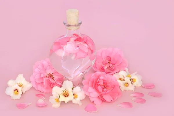 Róża Kwiat Pomarańczy Perfumy Kwiatowe Kształcie Serca Butelka Różowy Luźnymi — Zdjęcie stockowe