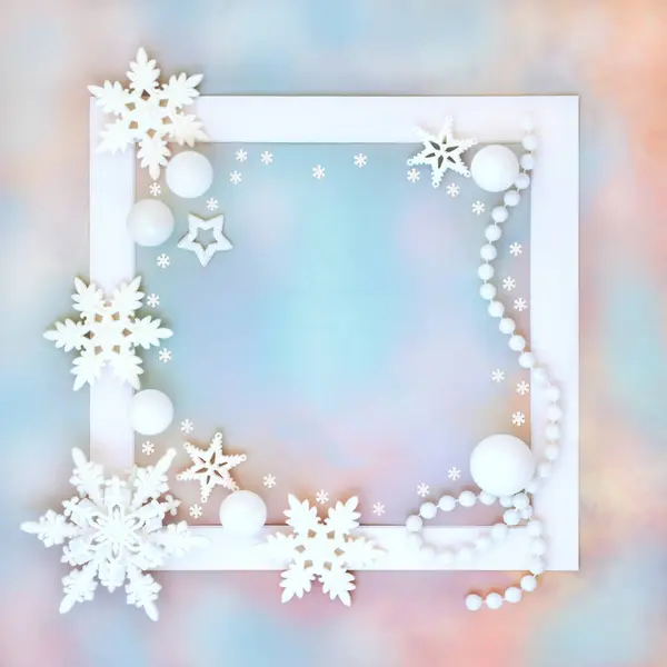 在彩虹的天空背景上 白色的框架上挂着圣诞结霜的铝质饰物 节庆抽象幻想节日期间北极设计 — 图库照片