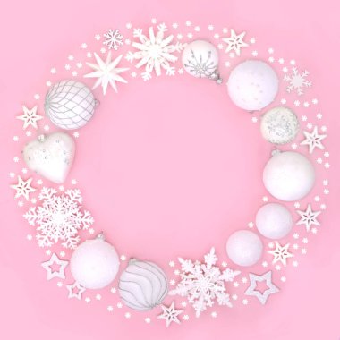 Pembe arka planda Noel beyaz kar taneleri ve mücevherli çelenkler. Noel bayramı için bayram teması, tebrik kartı, hediye kartı, etiket, menü, davetiye. 