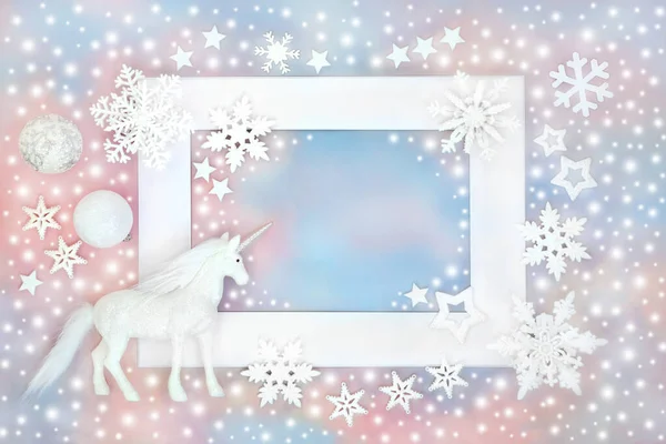 Різдвяні Єдинороги Сніжинки Білі Прикраси Дрібничок Білому Фоні Блакитного Рожевого — стокове фото