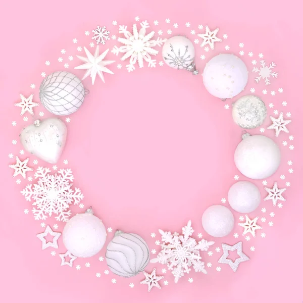 Χριστουγεννιάτικη Λευκή Νιφάδα Χιονιού Και Στεφάνι Μπιχλιμπίδι Ροζ Φόντο Εορταστικό — Φωτογραφία Αρχείου