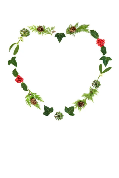 Minimal Weihnachtlicher Herzförmiger Kranz Mit Stechpalme Mistel Und Wintergrün Traditionelles — Stockfoto