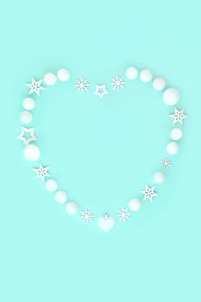 Julen Hjärta Form Krans Med Vit Småsak Dekorationer Romantisk Symbol — Stockfoto