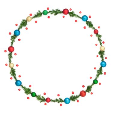 Noel kırmızı ve mavi takı ardıç köknarı ve kutsal böğürtlen kış çelengi süslemesi. Noel, Noel, Noel, Noel çerçeve tasarımı kart, davetiye, logo, kart, menü. Beyaz üzerine. 