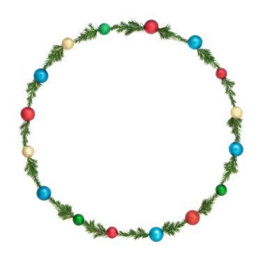 Beyaz arka planda Noel çelengi ve çelenk süslemesi. Kutlama kartı, logo, menü, davetiye, Noel için dekoratif asgari tasarım.