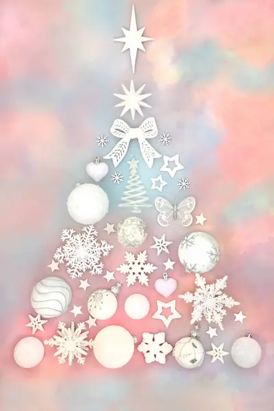 Gökkuşağı Arka Planında Beyaz Süslemeleri Olan Gerçek Üstü Noel Ağacı — Stok fotoğraf