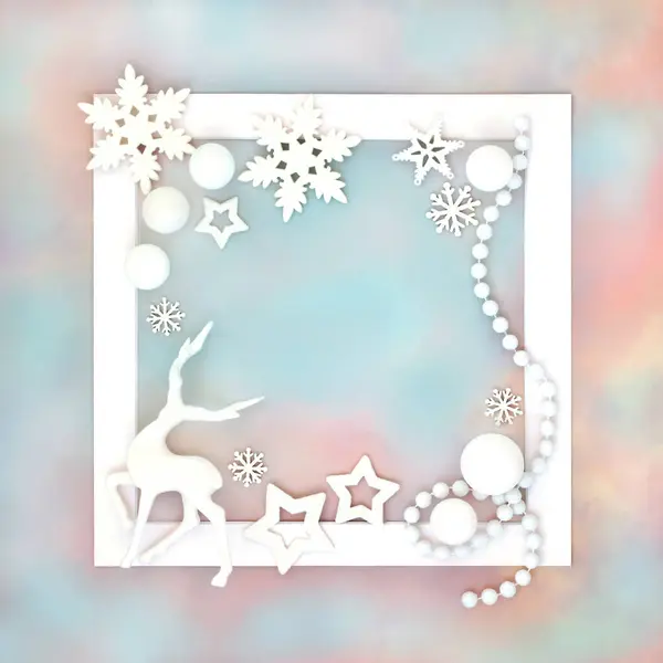 Weihnachten Rentier Schneeflockenstern Und Kugeldekoration Auf Weißem Rahmen Auf Regenbogenhimmel — Stockfoto