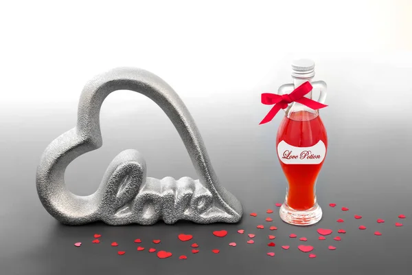 爱情药水心形瓶 带有银色爱情标志 红色心形装饰呈渐变灰色 情人节浪漫爱情的抽象概念 — 图库照片