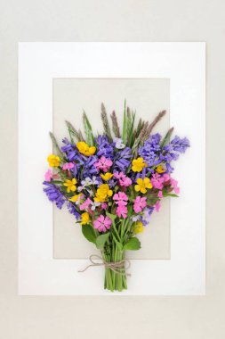 BlueBell 'li bahar Beltane kır çiçeği buketi, kırmızı kamp çiçeği, düğün çiçeği ve çayır çimenli Nemesia çiçekleri. Kenevir kağıdında doğal İngiliz çiçeklerinin çiçek arkaplan çerçevesi.