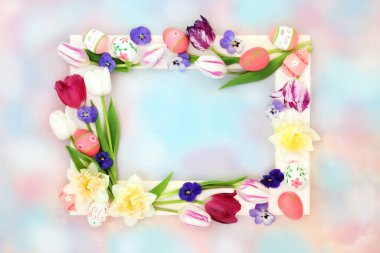 Renkli Paskalya arkaplan sınırı. Pastel mavi gökyüzü bulutu üzerinde süslü yumurtalar ve çiçekler. Tatil için beyaz çerçeveli mevsimsel doğal tasarım.