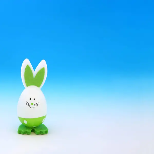 Великоднє Кроляче Зелене Яйце Градієнтному Синьому Білому Фоні Мінімальна Мила Стокова Картинка