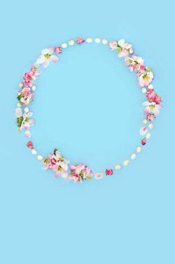 Paskalya yumurtası ve elma çiçeği çelengi. Kart, logo, hediye etiketi ya da pastel mavisi davetiye için mini yumurtaları olan minimal soyut çiçek tasarımı.