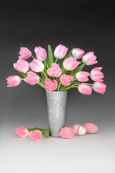Uova Pasqua Rosa Fiori Tulipano Disposizione Natura Morta Vaso Metallo — Foto Stock
