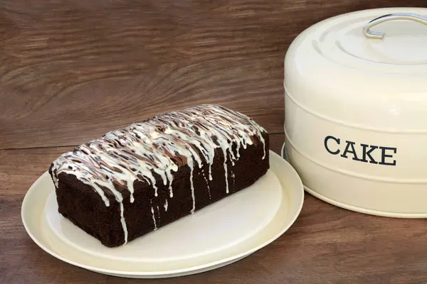 Csokis Torta Cukormázas Szitálással Fém Krém Tálcán Fedővel Rusztikus Háttér Stock Kép