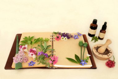 Çiçeklerle, otlarla, yabani çiçeklerle aromaterapi hazırlamak tentür şişeleriyle doğal bitki ilaçlarında kullanılan yabani bitkiler, kenevir kağıdının üzerindeki yemek tarifi defteri. 
