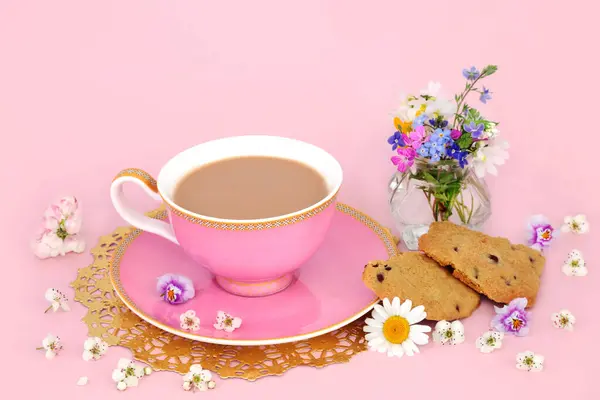 Чашка Чаю Домашнім Печивом Шоколаду Весняними Квітами Дикими Квітами Вазі Стокове Зображення
