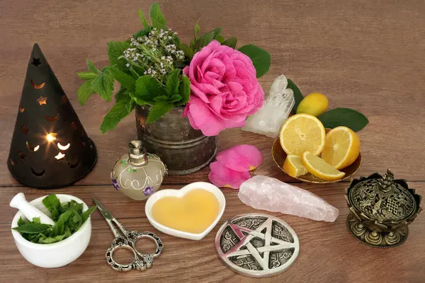 Preparazione Pozione Amore Wiccan Incantesimo Magico Con Ingredienti Fiori Rosa Fotografia Stock