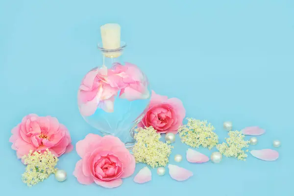 Rosevatten För Naturlig Hudvård Med Ros Och Fläder Blommor Hjärtformad Stockbild