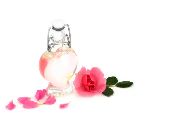 Acqua Rose Rosa Con Bottiglia Forma Cuore Pelle Sana Naturale Foto Stock Royalty Free