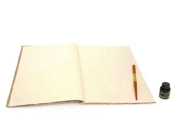 带白底复古笔的大麻笔记本 老式文具书写设备信件 日记本 手稿概念 免版税图库照片