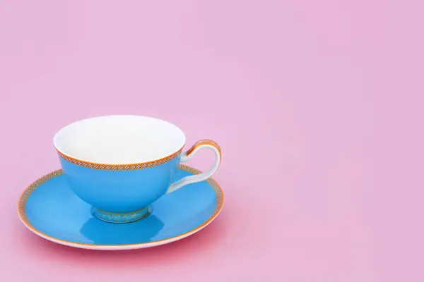 Mavi Altın Kemikli Porselen Çay Fincanı Pastel Pembe Arka Planda Stok Fotoğraf