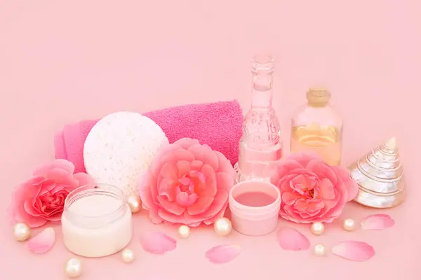 Rose Blume Health Spa Beauty Behandlungsprodukte Auf Rosa Natürliche Weibliche lizenzfreie Stockbilder