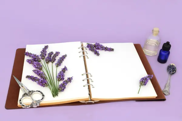 에센셜 아로마 테라피에 사용되는 라벤더 조리법 노트북과 릴락에 건강한 디자인 스톡 사진