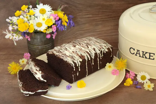 Schokoladenkuchen Mit Scheiben Und Zuckerguss Auf Metallblech Mit Deckel Auf Stockbild