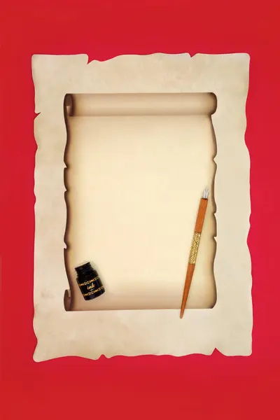 Altmodische Schreibgeräte Mit Messingholzstift Pergamentpapierrolle Tintenflasche Auf Rotem Hintergrund Brief lizenzfreie Stockbilder