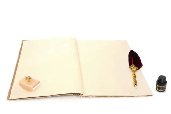 古代の文房具のヴィンテージライティング装置 フェザーキルペン 麻のノートブックの消しゴム 白のインクボトル オールドファッションレター ドキュメント ジャーナル 原稿コンセプト ストック画像