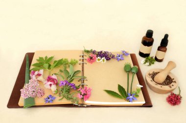 Çiçeklerle, otlarla, yabani çiçeklerle aromaterapi hazırlamak tentür şişeleriyle doğal bitkisel ilaç tedavilerinde kullanılan doğal yağ, kenevir kağıdı arka planında reçete defteri.
