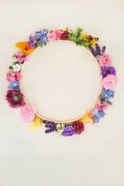 Çiçek ve bitki çelengi doğal bitkisel ilaçlarda kullanılır. Alternatif ilaç ve aromaterapi için çiçek özleri kenevir kağıdı üzerinde gerekli yağ.