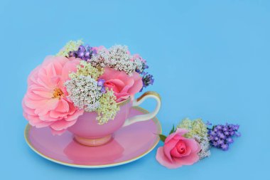 Sürreal gül, kediotu, lavanta ve yaşlı çiçek tasarımı çay fincanında mavi. Eğlenceli gıda bitkisel ilaç kompozisyonu. Çiçeklerin adaptojen gevşeme sağlık faydaları vardır.