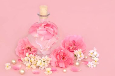 Kalp şeklinde gül ve Nemesia çiçeği parfümü pembe üzerine pembe, bol çiçekler ve inciler. Güzellik ürünü, Sevgililer Günü hediyesi, doğum günü, yıldönümü ya da anneler günü.