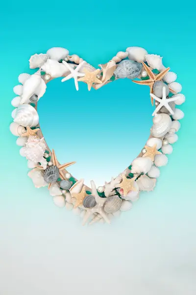 stock image Heart shape sea shell and oyster pearl frame on gradient turquoise and white background. Abstract summer marine life nature border.