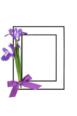 Huzur içinde yatın. Başınız sağ olsun. Siyah çerçeveli, beyaz, mor çiçekli bir anma kartı. Cenaze töreni ya da hizmet düzeni için en az anma arkaplan tasarımı. 