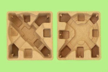 Karton teslimat kutusu yeşil arka plana yerleştiriliyor. Paket koruması için biyolojik çözünebilir çevre dostu ürün.