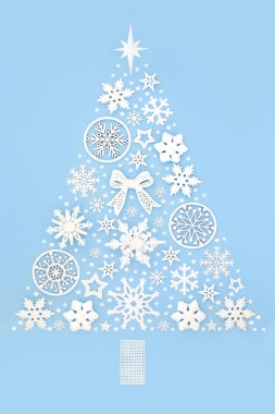 Mavi arka planda beyaz kar tanesi ve takı süslemeleri olan gerçeküstü bir Noel ağacı. Noel için şenlikli gerçeküstü eğlence tasarımı Noel. Tebrik kartı, logo..