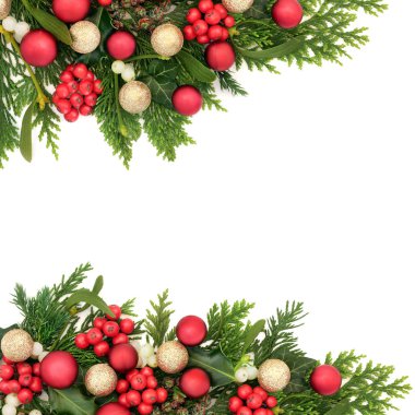 Mücevherler ve yeşilliklerle süslü Noel arkaplan sınırı. Renkli kırmızı ampul. Kutsal, sarmaşık ökseotu ve sedir köknarı süslemeleri. Geleneksel Xmas Noel simgeleri