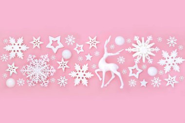 Kuzey kutbu Noel arifesi beyaz ren geyiği kar tanesi yıldız ampulü pembe arka planda fantezi afişi. Tatil sezonu için büyüleyici süsleme deseni. 