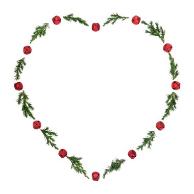 Noel kalbi şeklinde ardıç ve beyaz arka planda kırmızı çan takısı. Kutlama kartı, logo, hediye etiketi, davetiye için en az aşk bayramı sembolü.