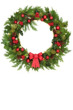 Noel kış çelengi dekorasyonu, kırmızı takılar ve yay, kutsal böğürtlen, sarmaşık, ökseotu, beyaz arka planda köknar. Noel Noel Noel Xmas bayramı için geleneksel tasarım.