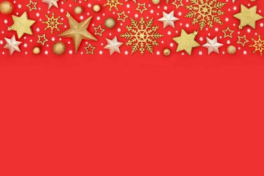 Fantezi Noel altın kar tanesi ve kırmızı arka plan sınırındaki yıldız ağacı süslemeleri. Bayram sezonu için büyülü mevsimsel soyut tasarım. 